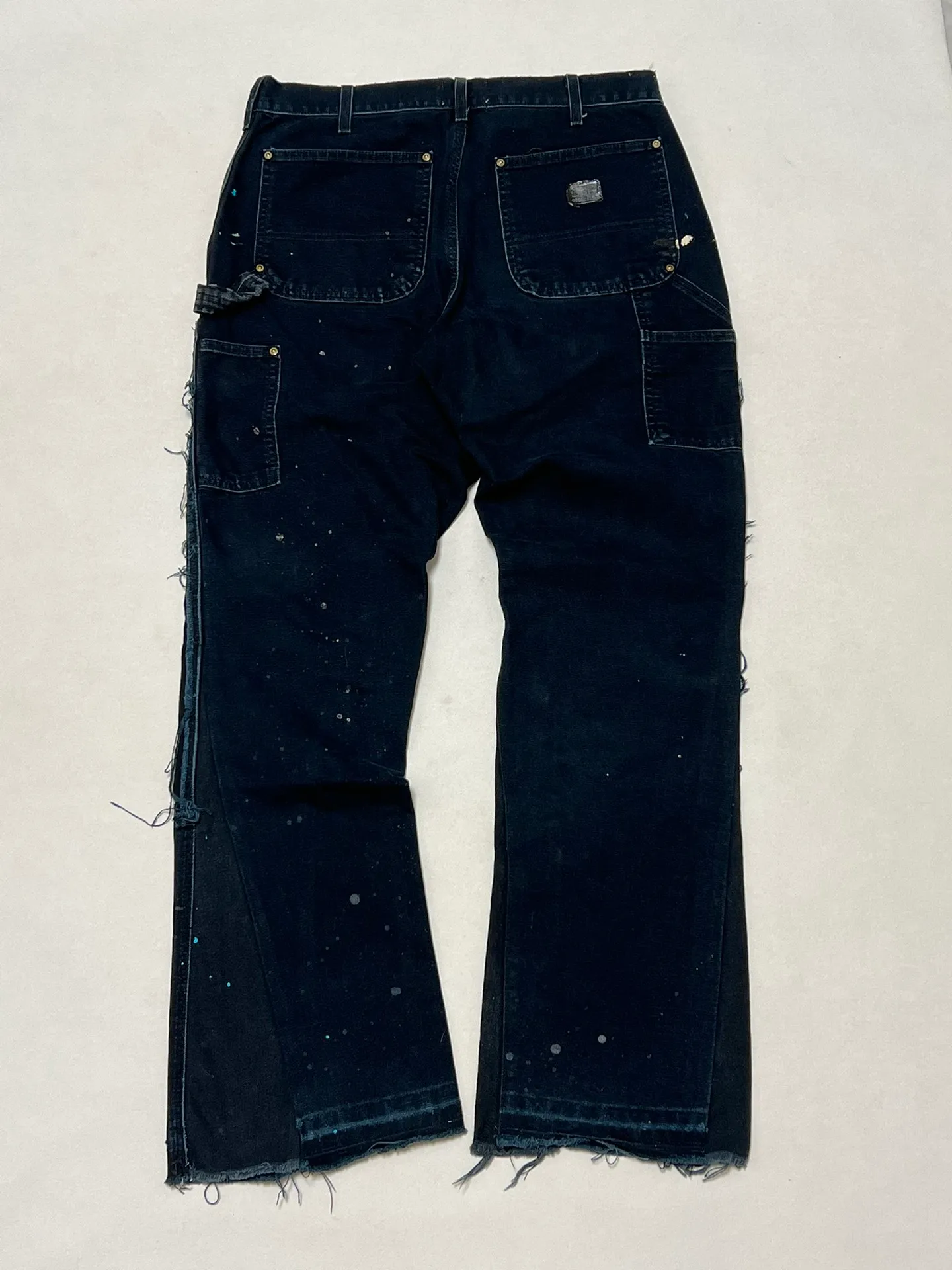 GALLERY DEPT. LA FLARE CARPENTER PANTS The first generation of paint-splashed and ink-washed flared logging trousers, modified Carhartt overalls from the original version. Blue and black S-XL large-area paint-splashed ink. Full set of original copper hardware. Deconstructed and modified version of the Kahart trousers. Heavy-washed and distressed. VINTAGE texture is perfect.